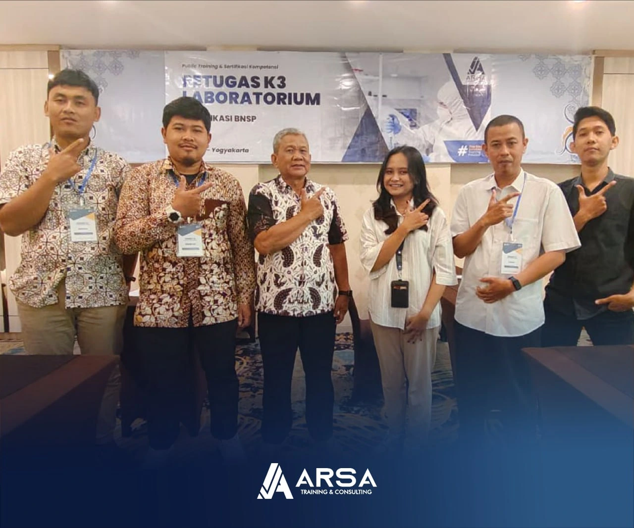 Petugas K3 Laboratorium